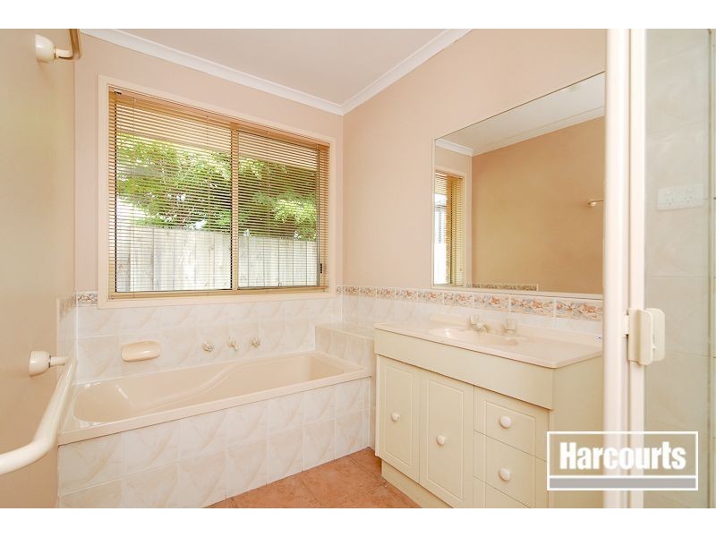 29 Hutchinson Drive, Lynbrook VIC 3975