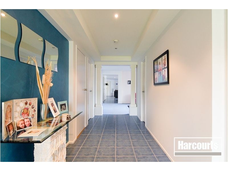 9 St Bernards Crescent, Lynbrook VIC 3975