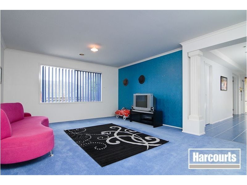9 St Bernards Crescent, Lynbrook VIC 3975