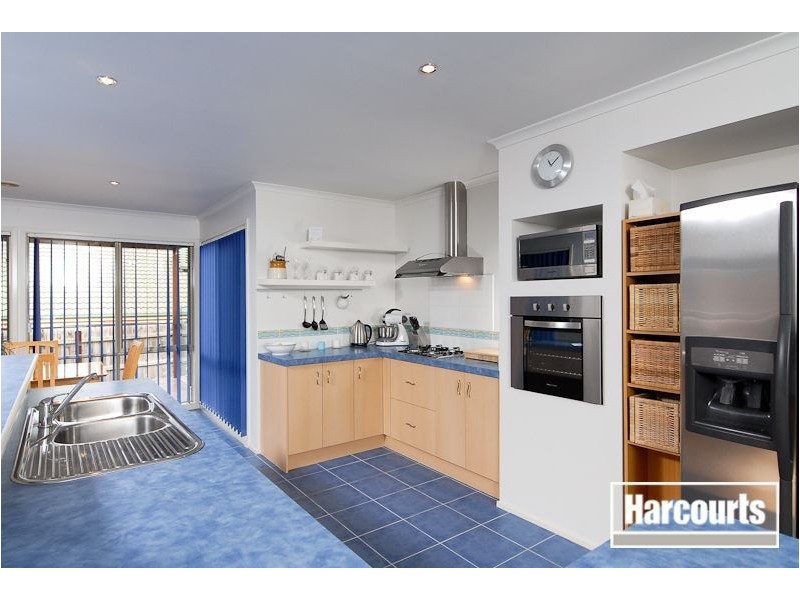 9 St Bernards Crescent, Lynbrook VIC 3975