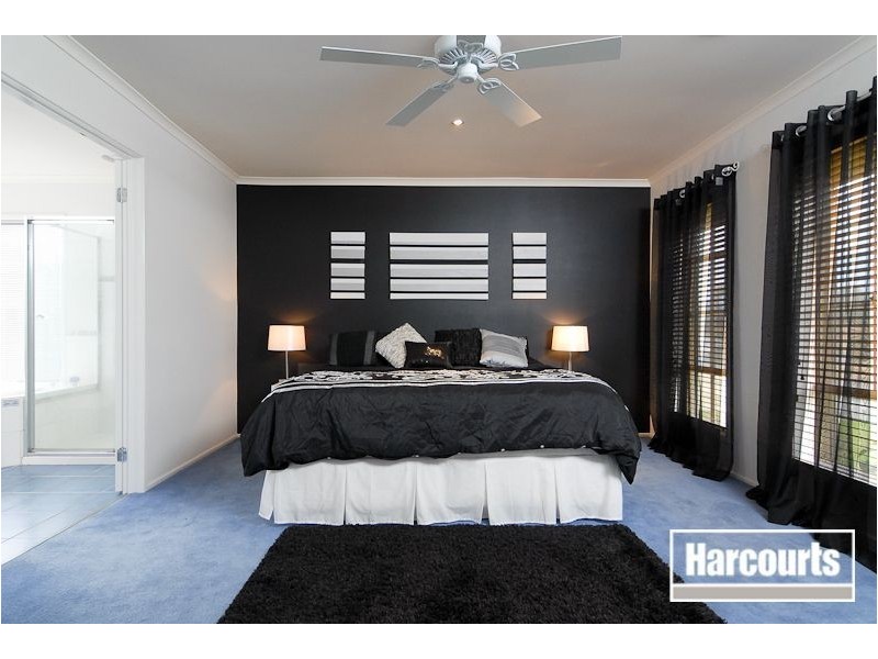 9 St Bernards Crescent, Lynbrook VIC 3975