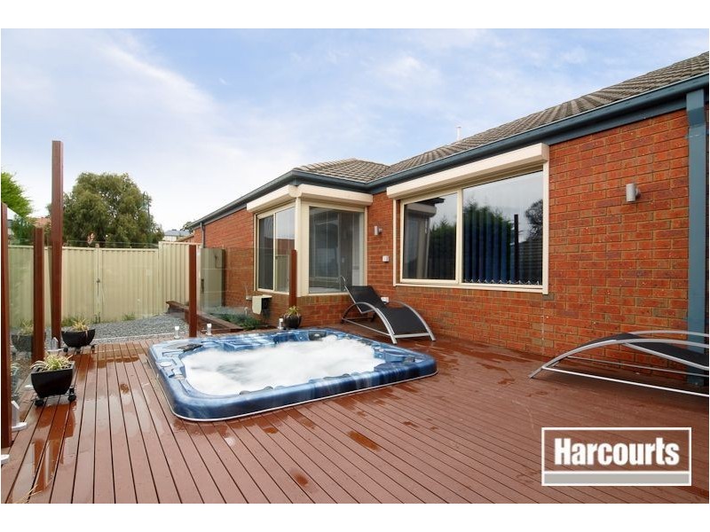 9 St Bernards Crescent, Lynbrook VIC 3975