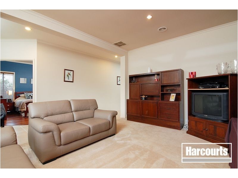 18 St Bernards Crescent, Lynbrook VIC 3975