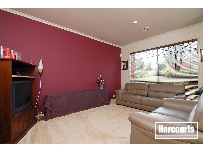 18 St Bernards Crescent, Lynbrook VIC 3975