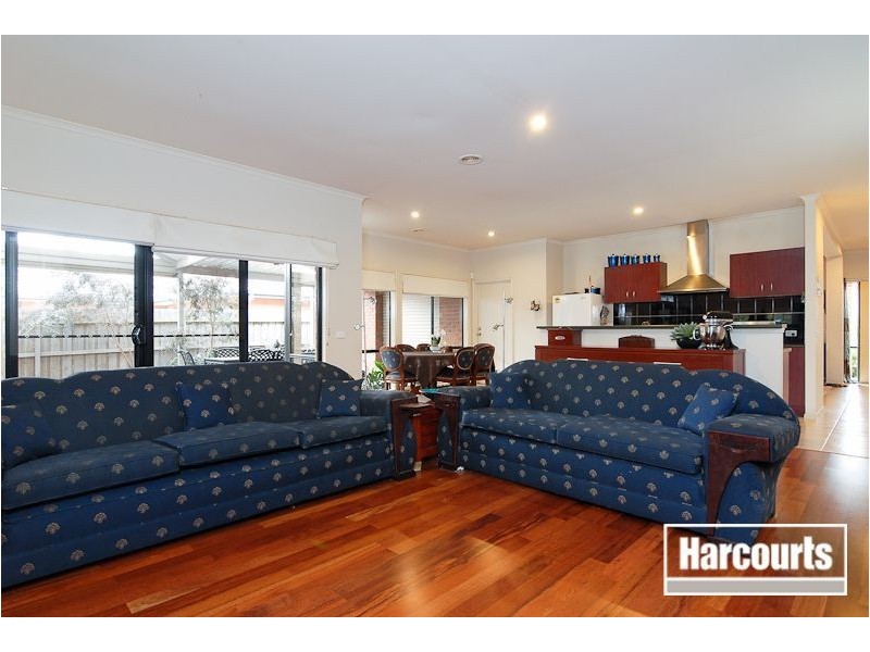 18 St Bernards Crescent, Lynbrook VIC 3975