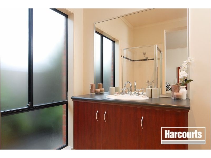 18 St Bernards Crescent, Lynbrook VIC 3975