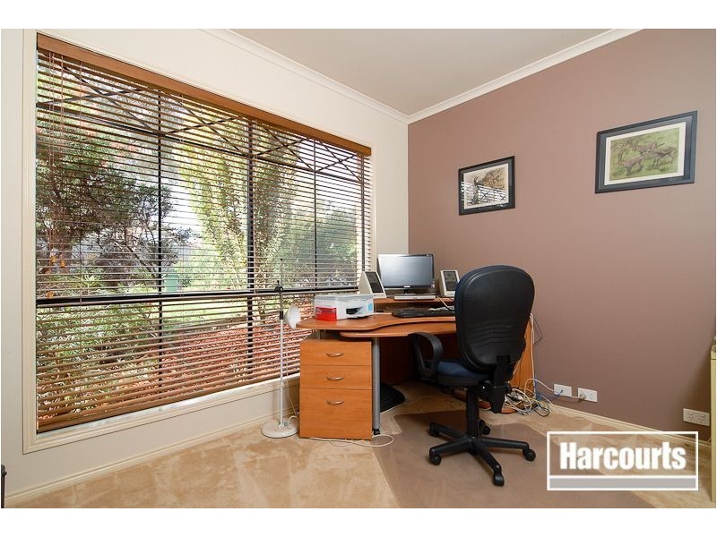 18 St Bernards Crescent, Lynbrook VIC 3975