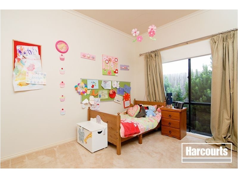 18 St Bernards Crescent, Lynbrook VIC 3975