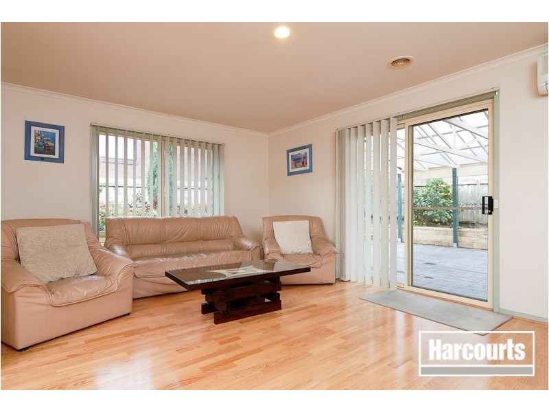 9 Henry Lawson Drive, Lynbrook VIC 3975