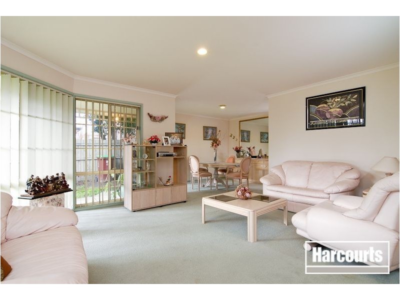 9 Henry Lawson Drive, Lynbrook VIC 3975