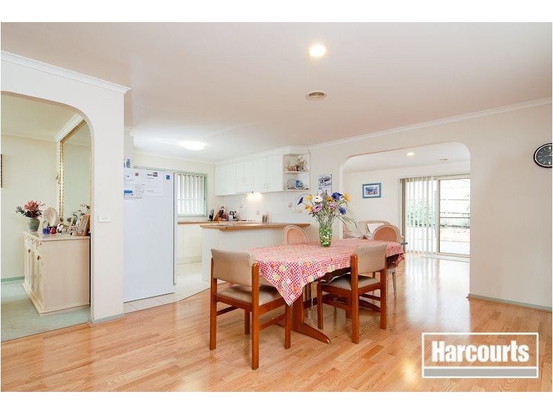 9 Henry Lawson Drive, Lynbrook VIC 3975