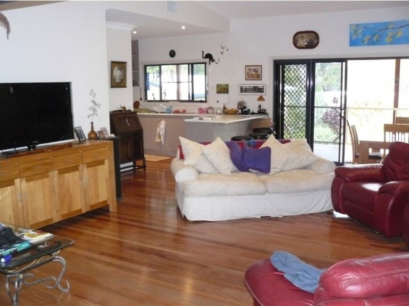 514 Davies Road, Captain Creek QLD 4677