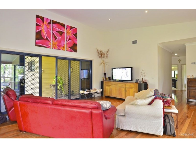 514 Davies Road, Captain Creek QLD 4677