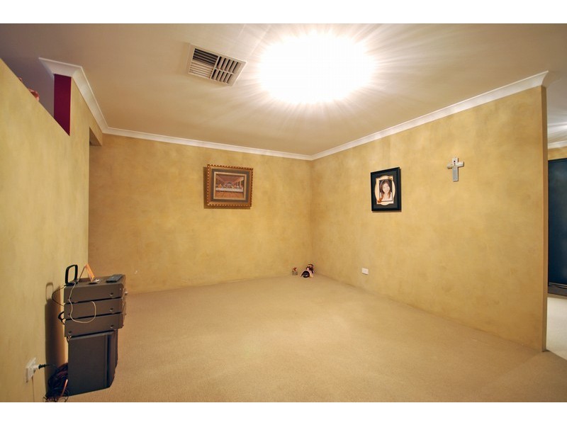 11 Hoop Place, Canning Vale WA 6155