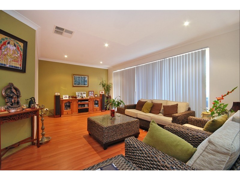16 STEPHENSON GDNS, Winthrop WA 6150