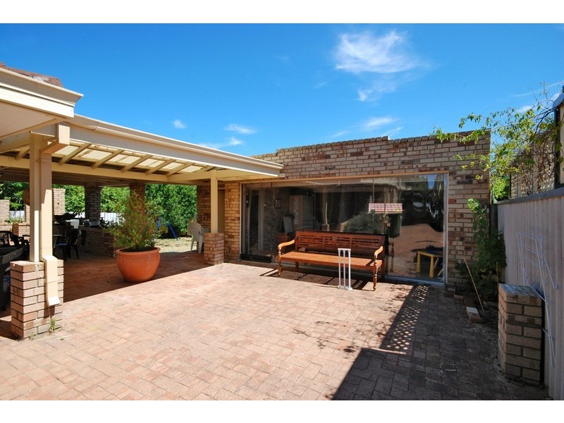 16 STEPHENSON GDNS, Winthrop WA 6150