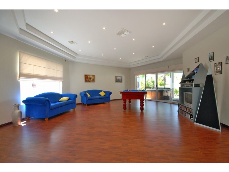 18 James Road, Kardinya WA 6163