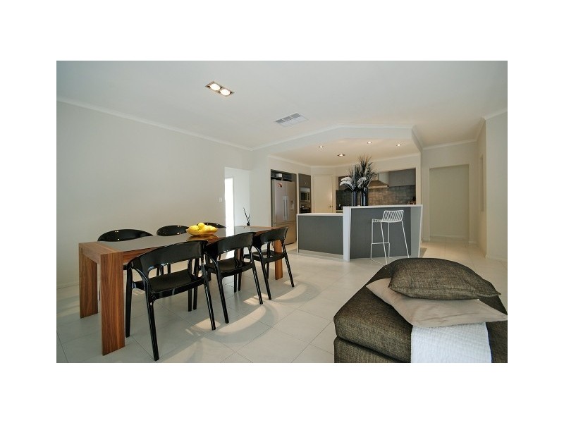 43 Jackadder Ave, Hammond Park WA 6164