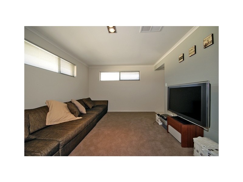 43 Jackadder Ave, Hammond Park WA 6164