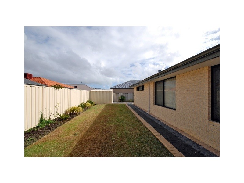 43 Jackadder Ave, Hammond Park WA 6164