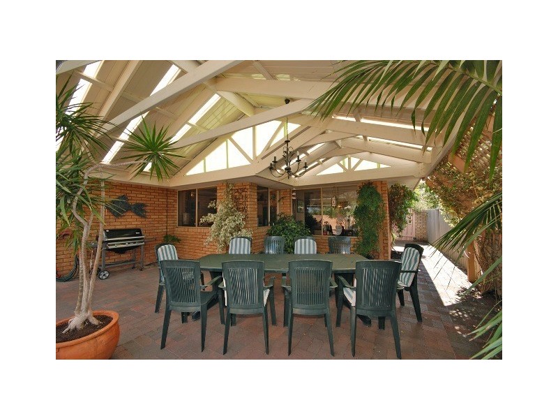 26 McGillivray Gdns, Winthrop WA 6150