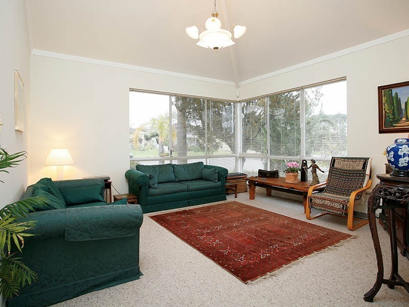 13 Barrett-Lennard Pde, Winthrop WA 6150