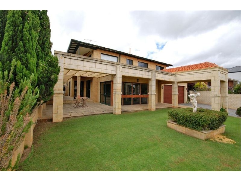 26 Edgewater Rd, Salter Point WA 6152