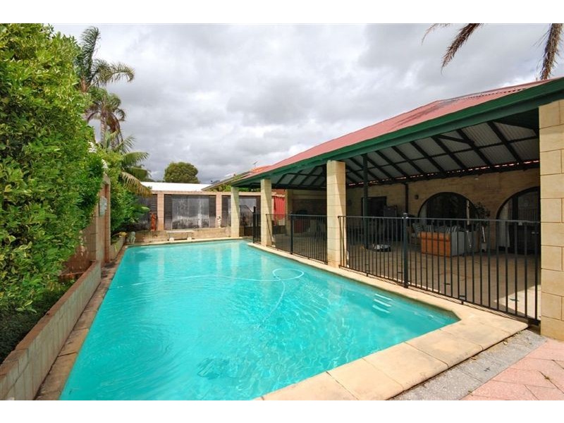 26 Edgewater Rd, Salter Point WA 6152