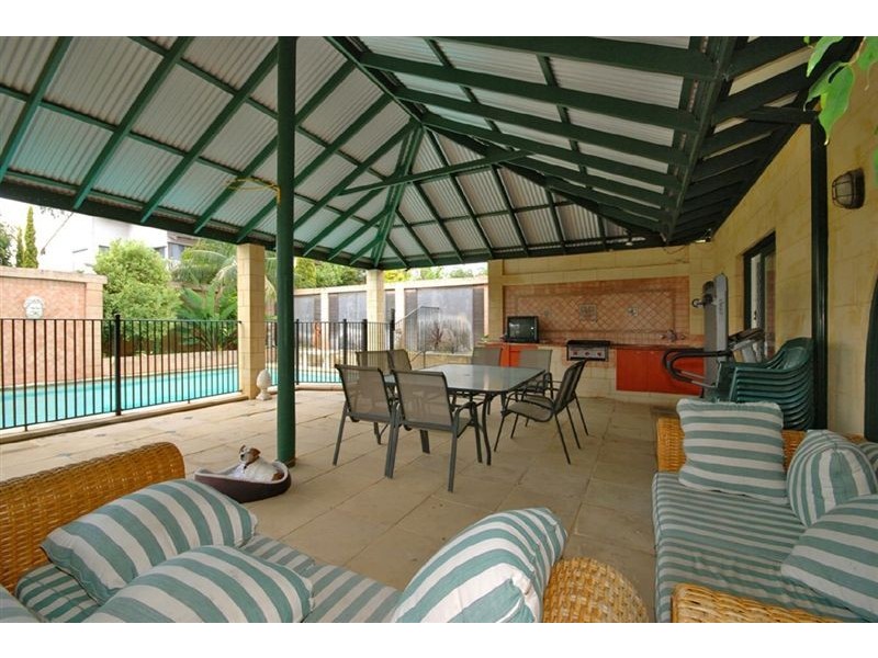 26 Edgewater Rd, Salter Point WA 6152