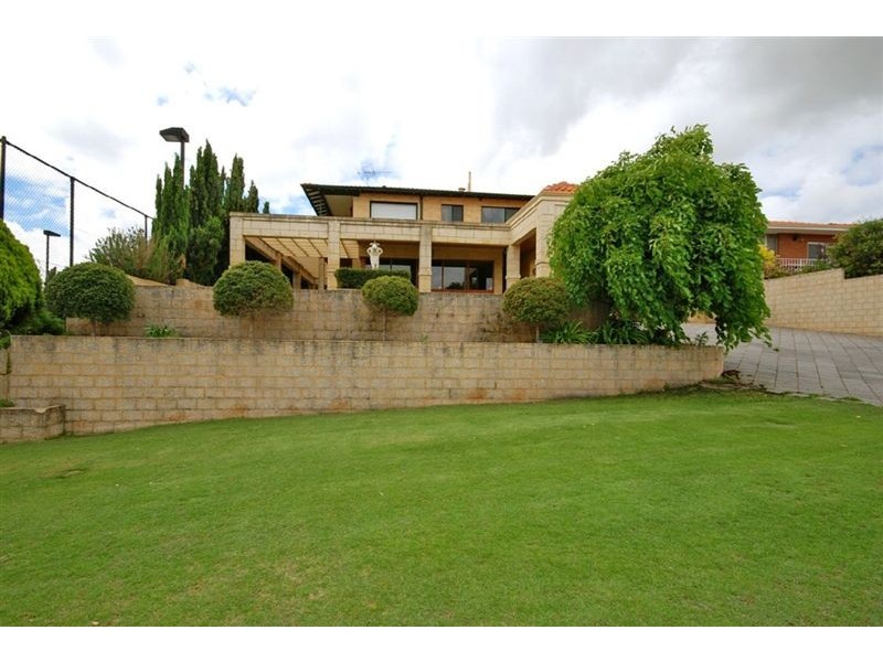 26 Edgewater Rd, Salter Point WA 6152