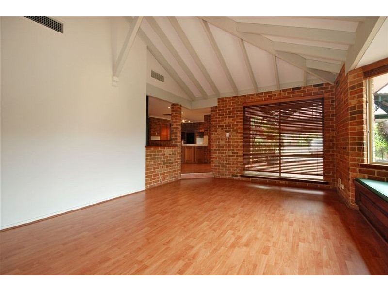 4 Winthrop Drive, Winthrop WA 6150