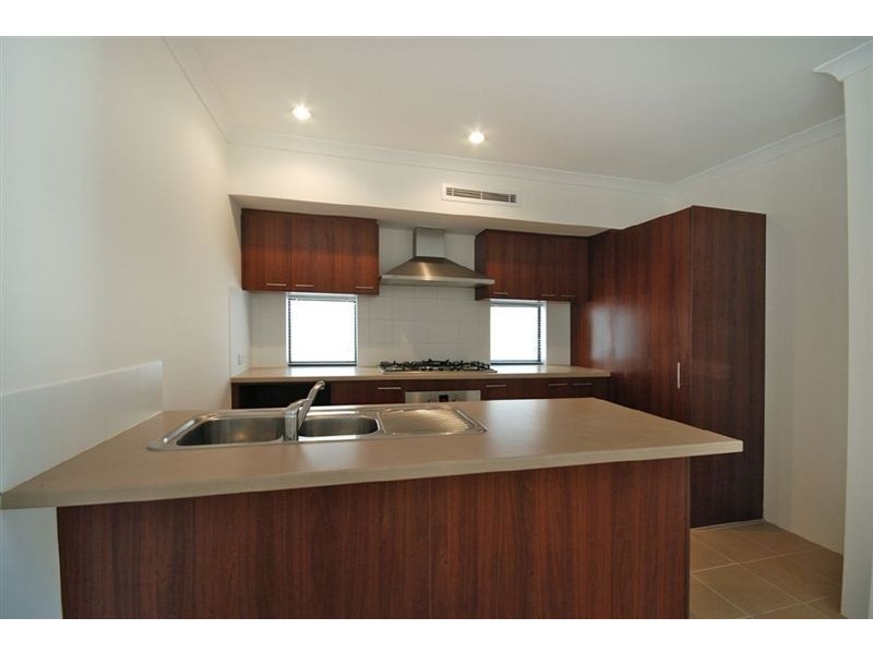 5/16 Lowes Street, Cloverdale WA 6105