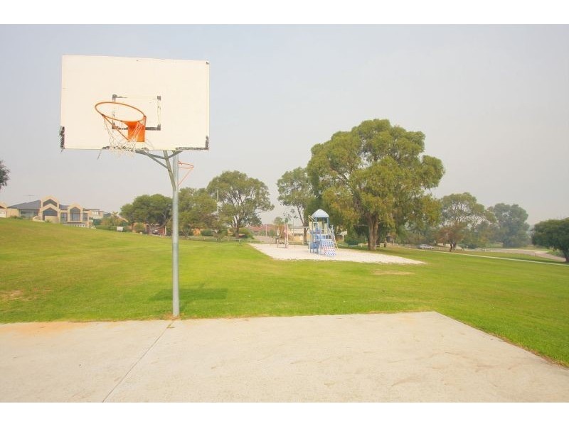 8 Geordie Ct, Coogee WA 6166