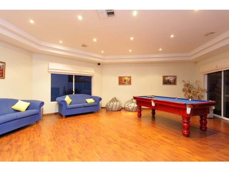 18 James Rd, Kardinya WA 6163