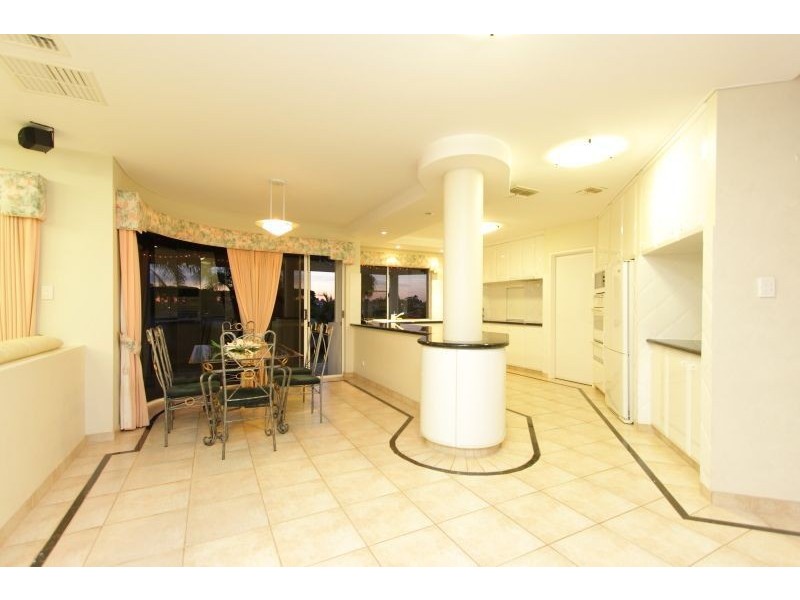 18 James Rd, Kardinya WA 6163