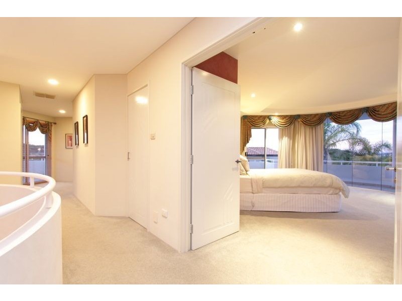 18 James Rd, Kardinya WA 6163