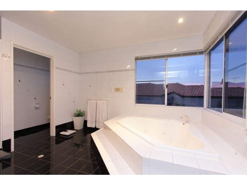 18 James Rd, Kardinya WA 6163