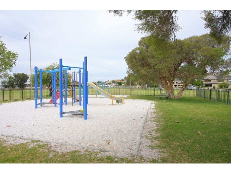 9 The Strand, Applecross WA 6153