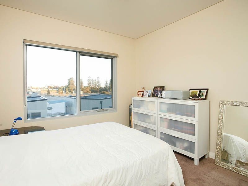 8/52 Rollinson Road, North Coogee WA 6163