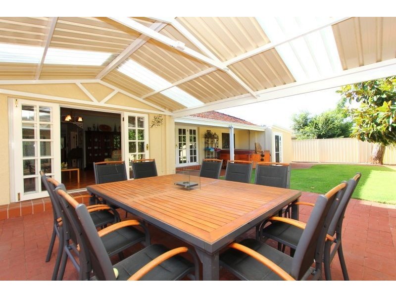 12 Cormack Road, Alfred Cove WA 6154