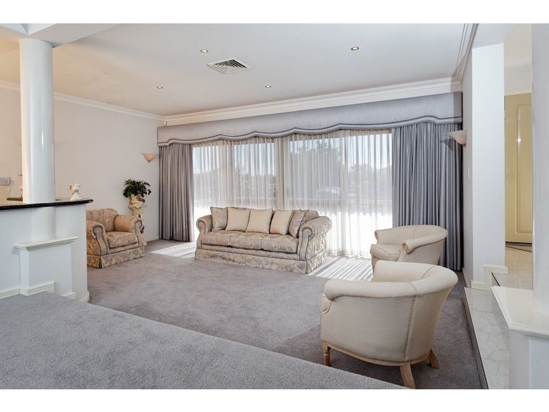 32 Lucraft Gardens, Winthrop WA 6150