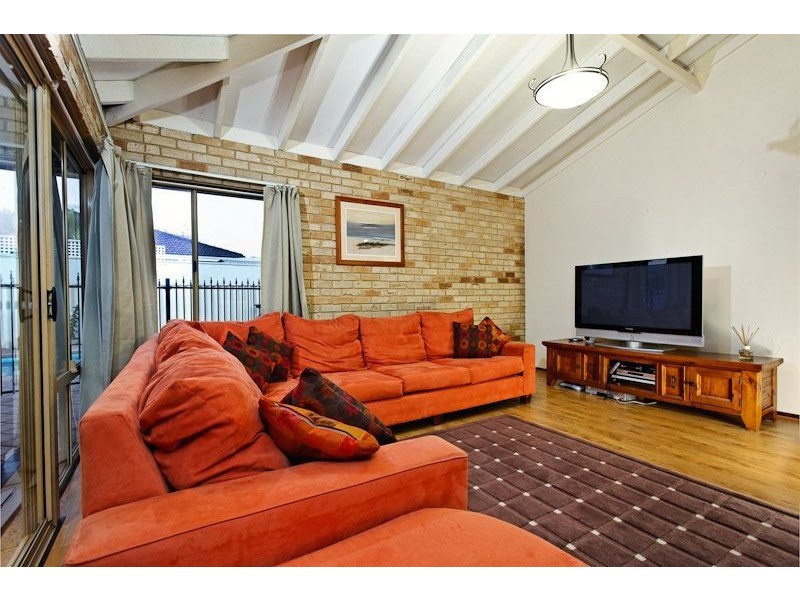 93 Jackson Avenue, Winthrop WA 6150