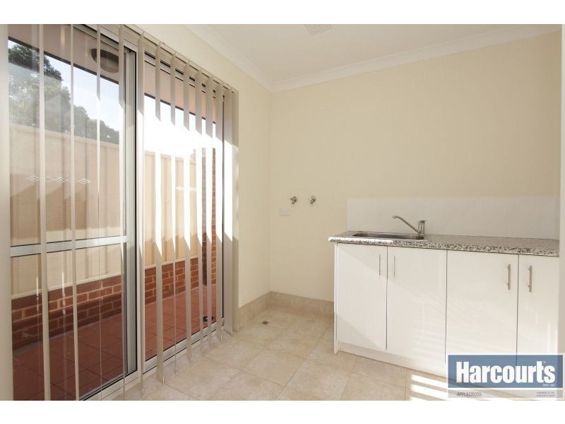 4/17 Yallambee Way, Queens Park WA 6107