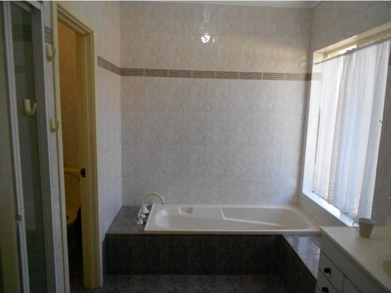 27 Jackson Avenue, Winthrop WA 6150