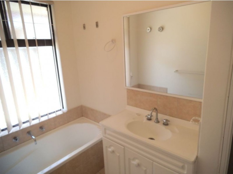 9/11 Herndon Close, Cannington WA 6107