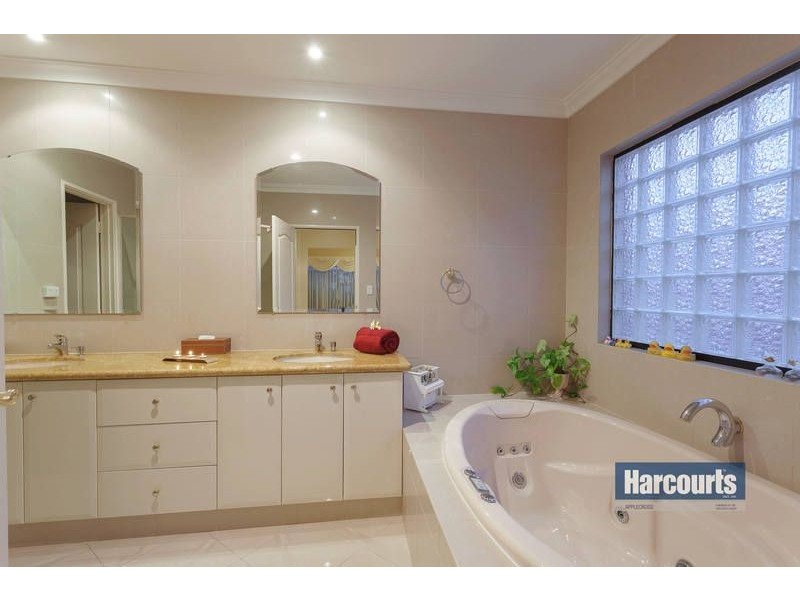 12 Woolnough Heights, Kardinya WA 6163