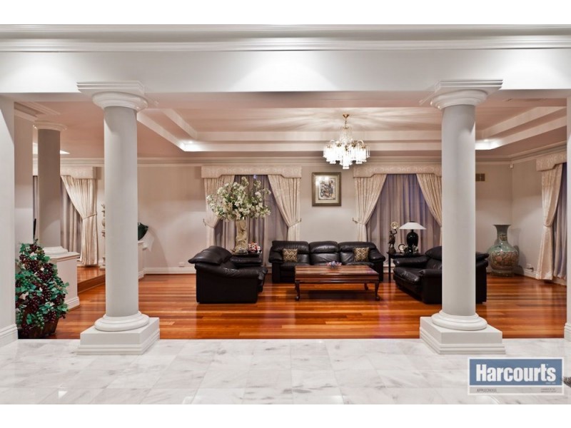 2 Sutherland Crescent, Winthrop WA 6150