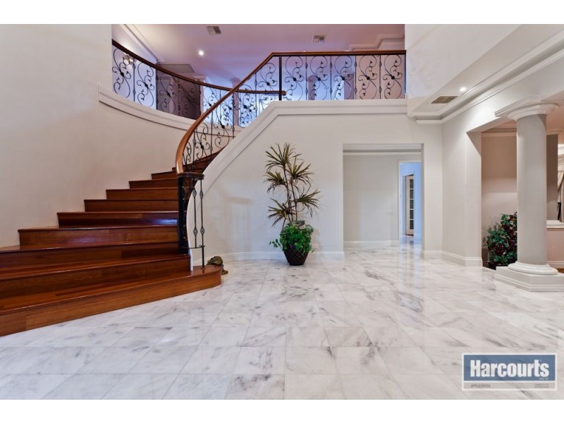 2 Sutherland Crescent, Winthrop WA 6150