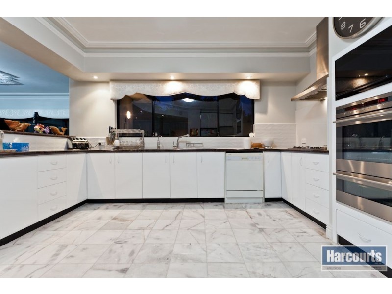 2 Sutherland Crescent, Winthrop WA 6150