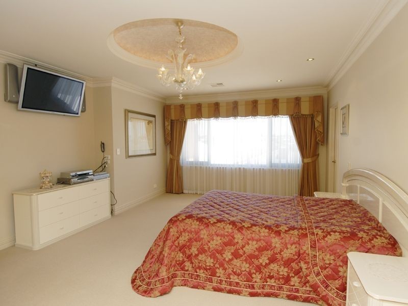 14 Crossman Pass, Salter Point WA 6152